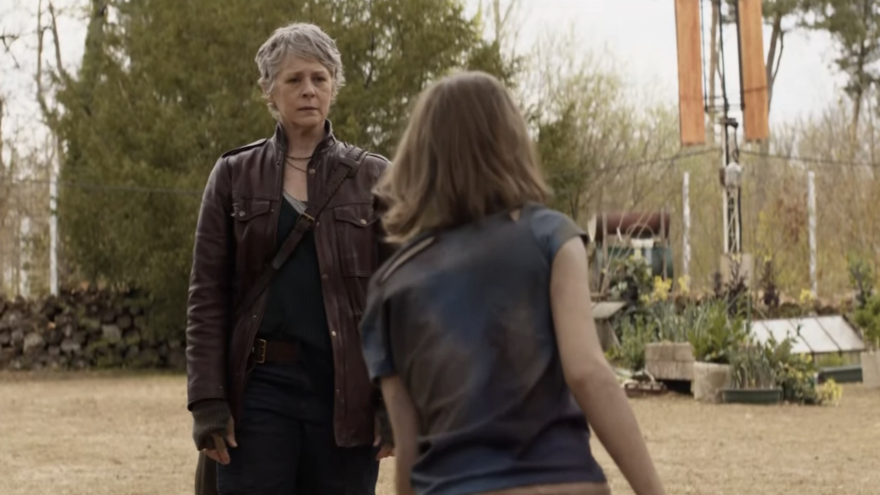 Captura de pantalla de Walker Sophia acercándose a Carol en un flashback de The Walking Dead: Daryl Dixon - The Book of Carol