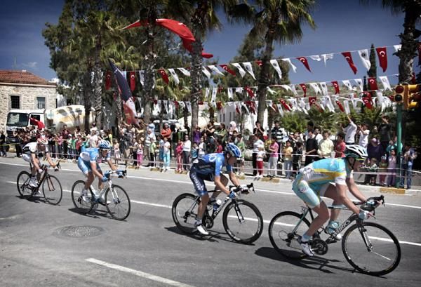 Spectators watch the race pass by during stage 5.