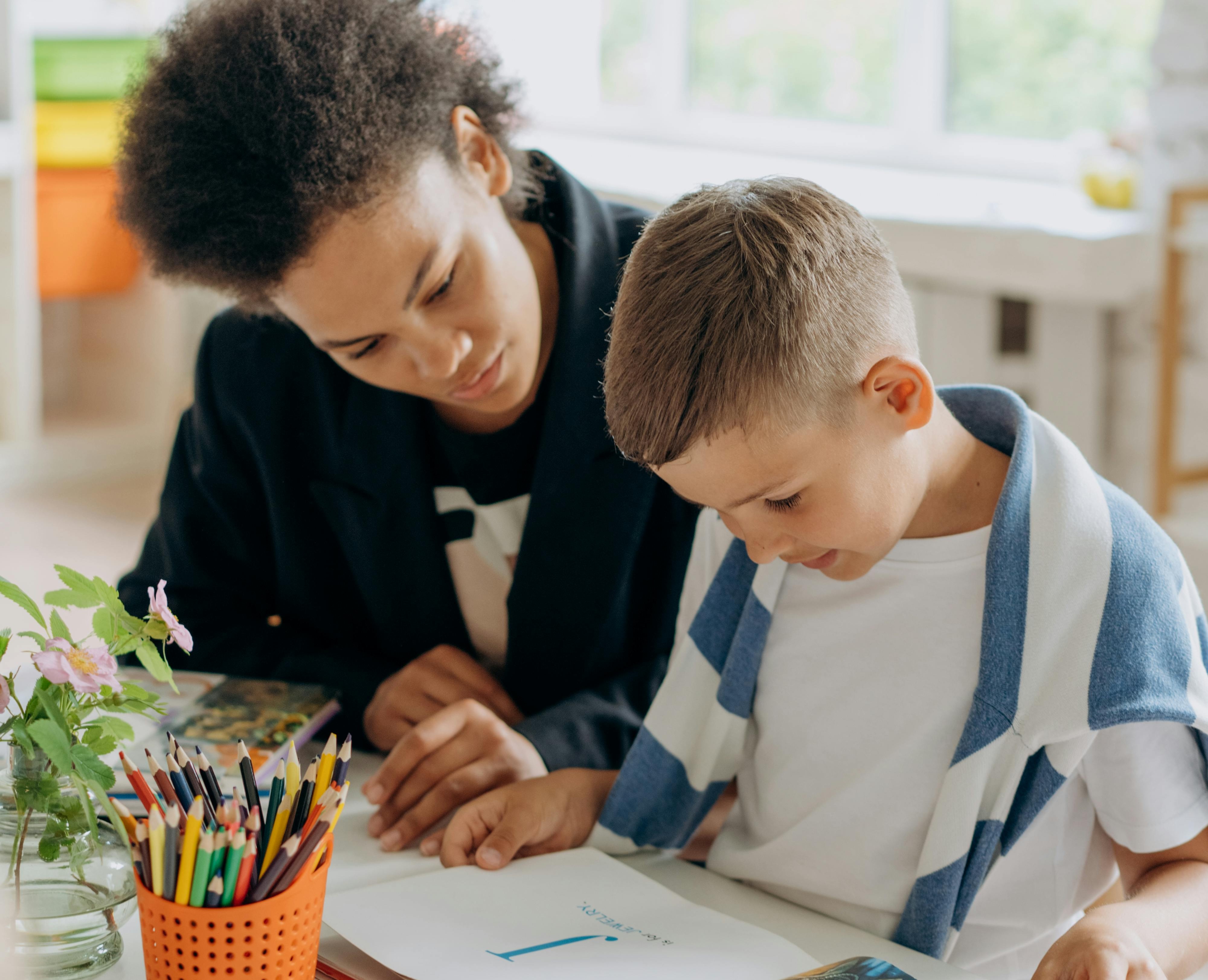 Tutoria entre idades: Tutores de estudantes ensinam aos outros e a si mesmos