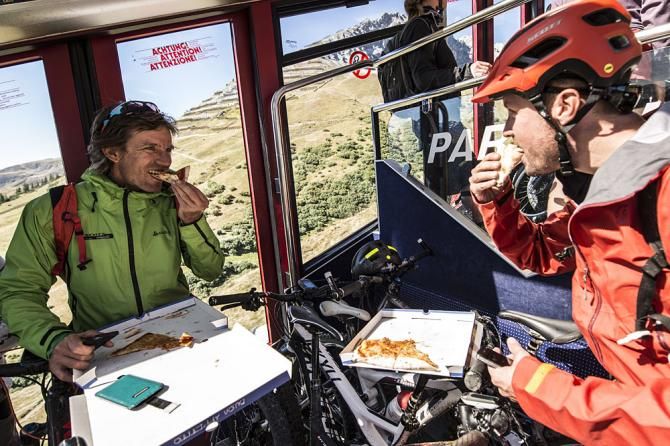 Thomas Frischknecht and Thomas Giger enjoy a snack