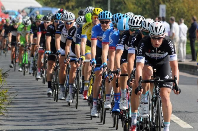 Mark Renshaw leads the peloton