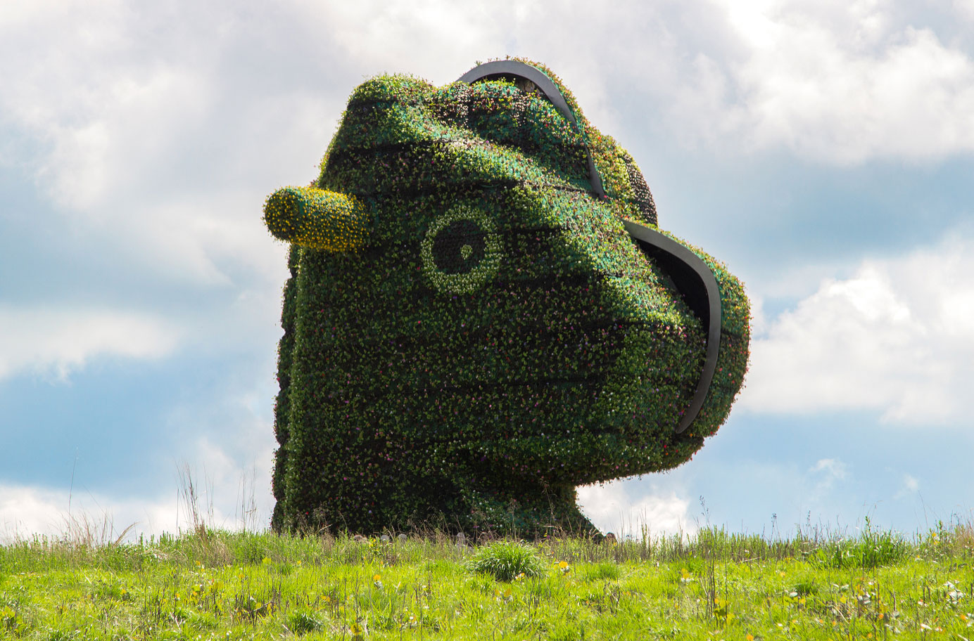 giant hedge sculpture