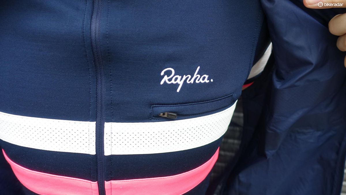 A small valuable pocket on the chest of the jersey is perfect for a credit card and a key