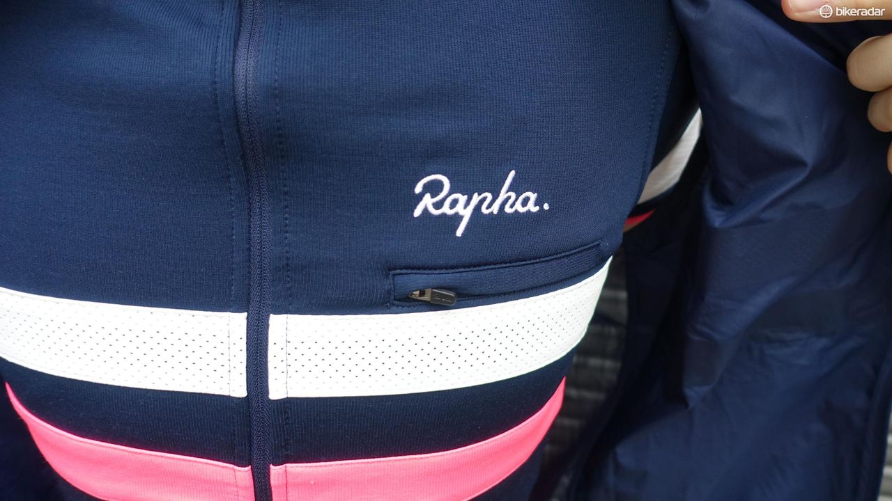 A small valuable pocket on the chest of the jersey is perfect for a credit card and a key