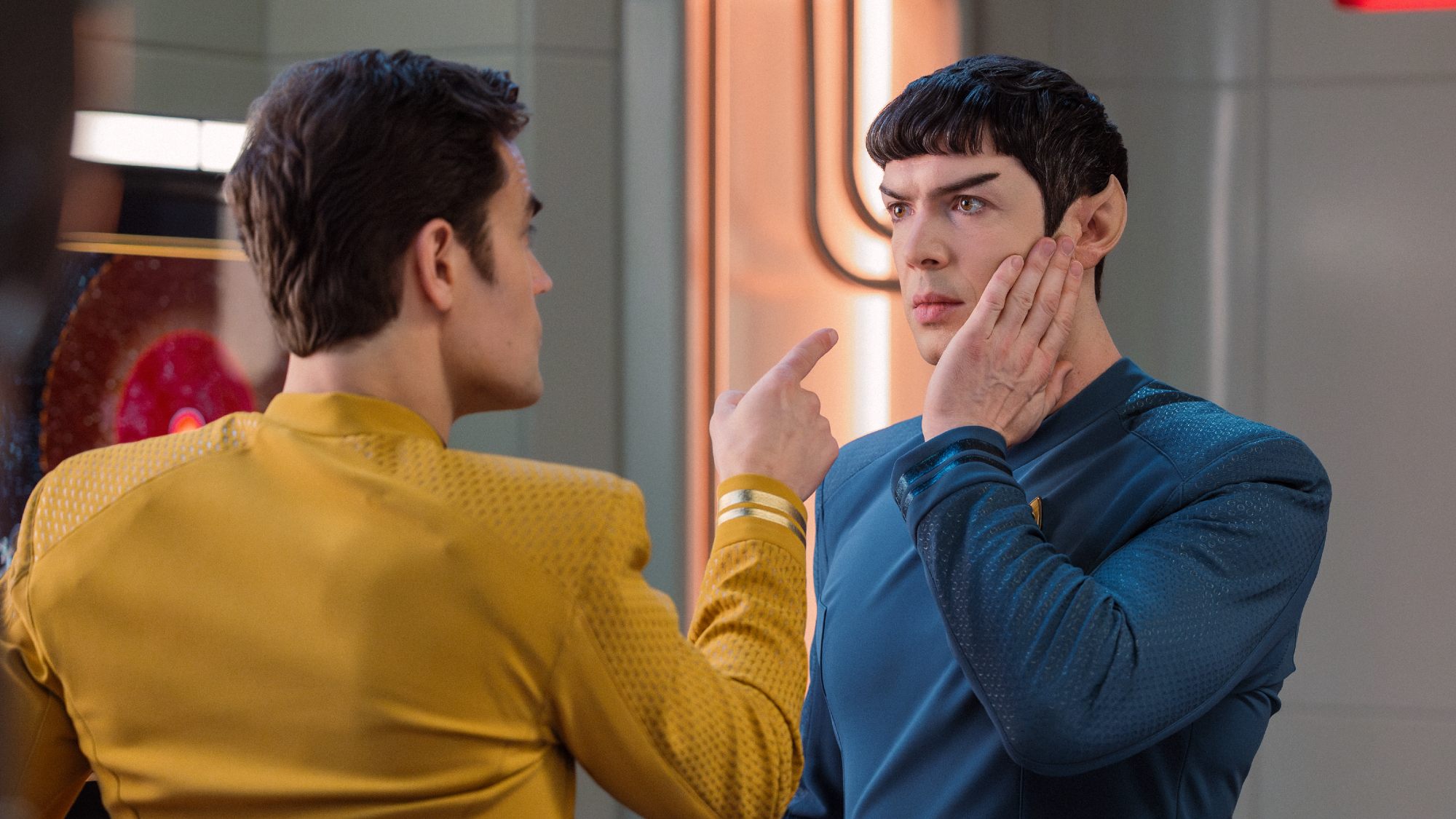 (LR): پل وسلی در نقش جیمز تی کرک و اتان پک در نقش اسپاک در فصل 4، قسمت 3 Star Trek: Strange New Worlds