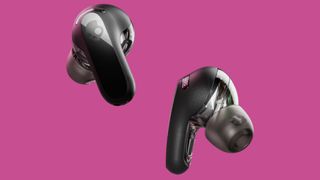 Skullcandy Rail ANC Earbuds auf lila Hintergrund.