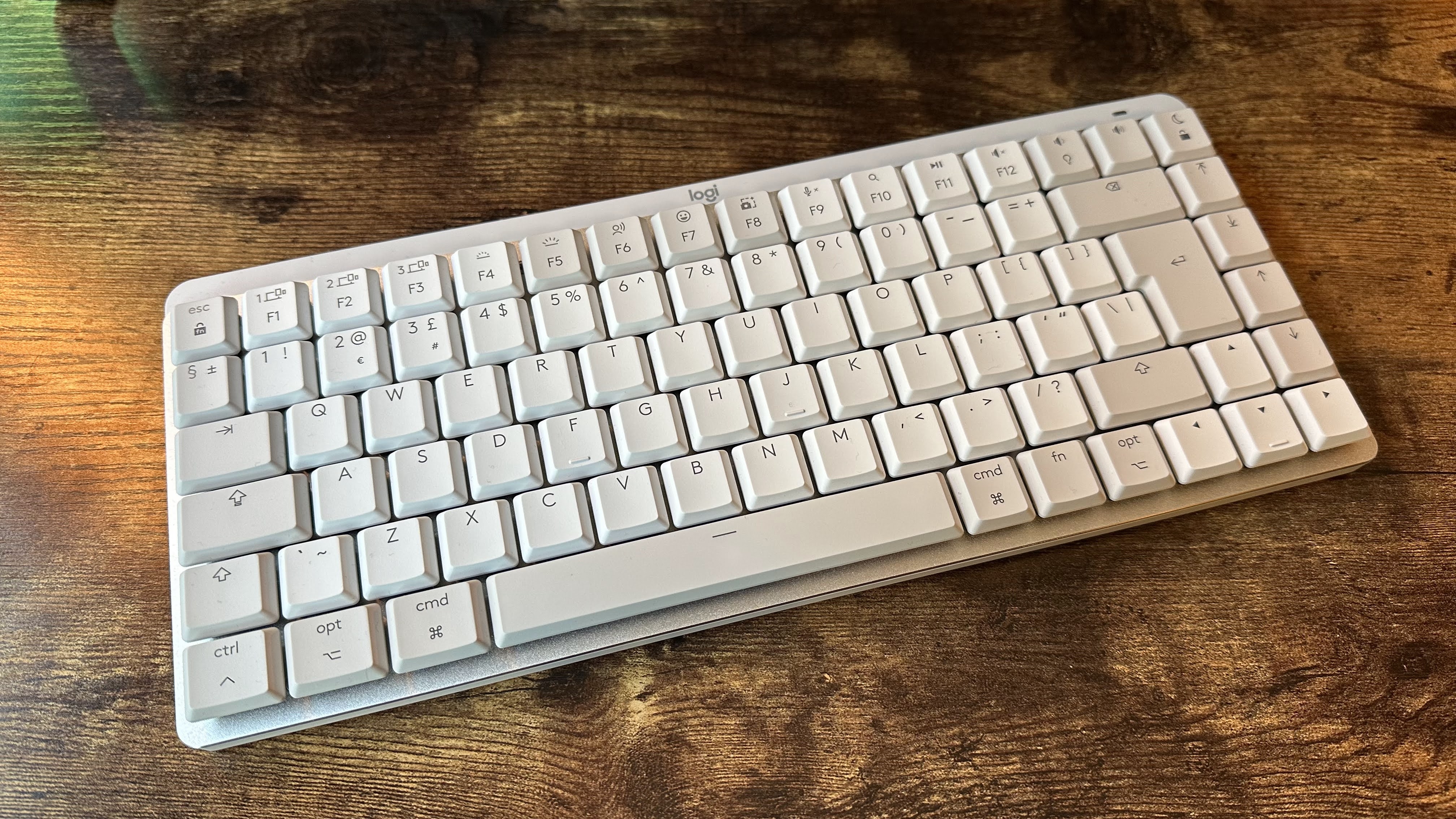 Logitech MX Mechanical Mini untuk Mac di atas meja kayu