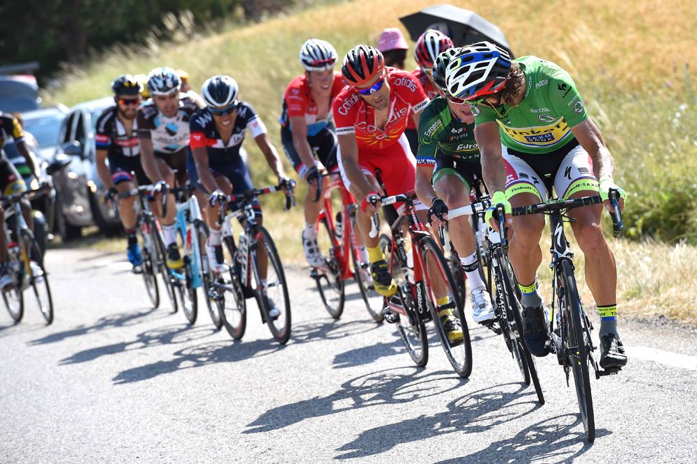 Peter Sagan (Tinkoff Saxo) checks on his rivals