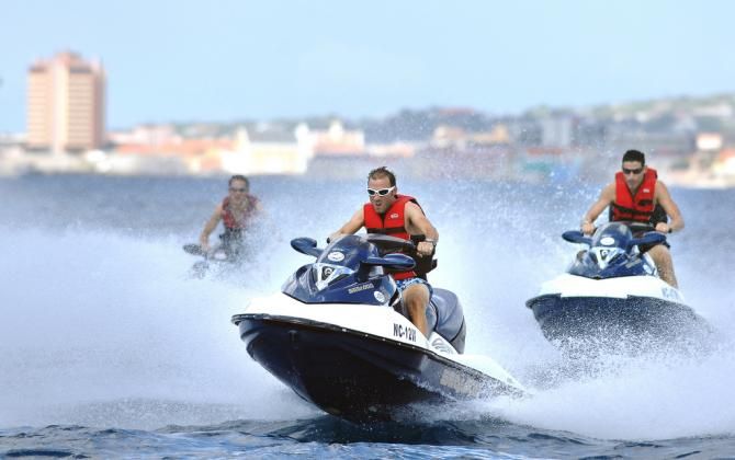 Alejandro Valverde leads George Hincapie and Fr&auml;nk Schleck in a jetski race