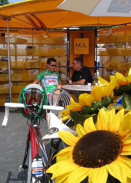 Robbie McEwen relaxing before the start