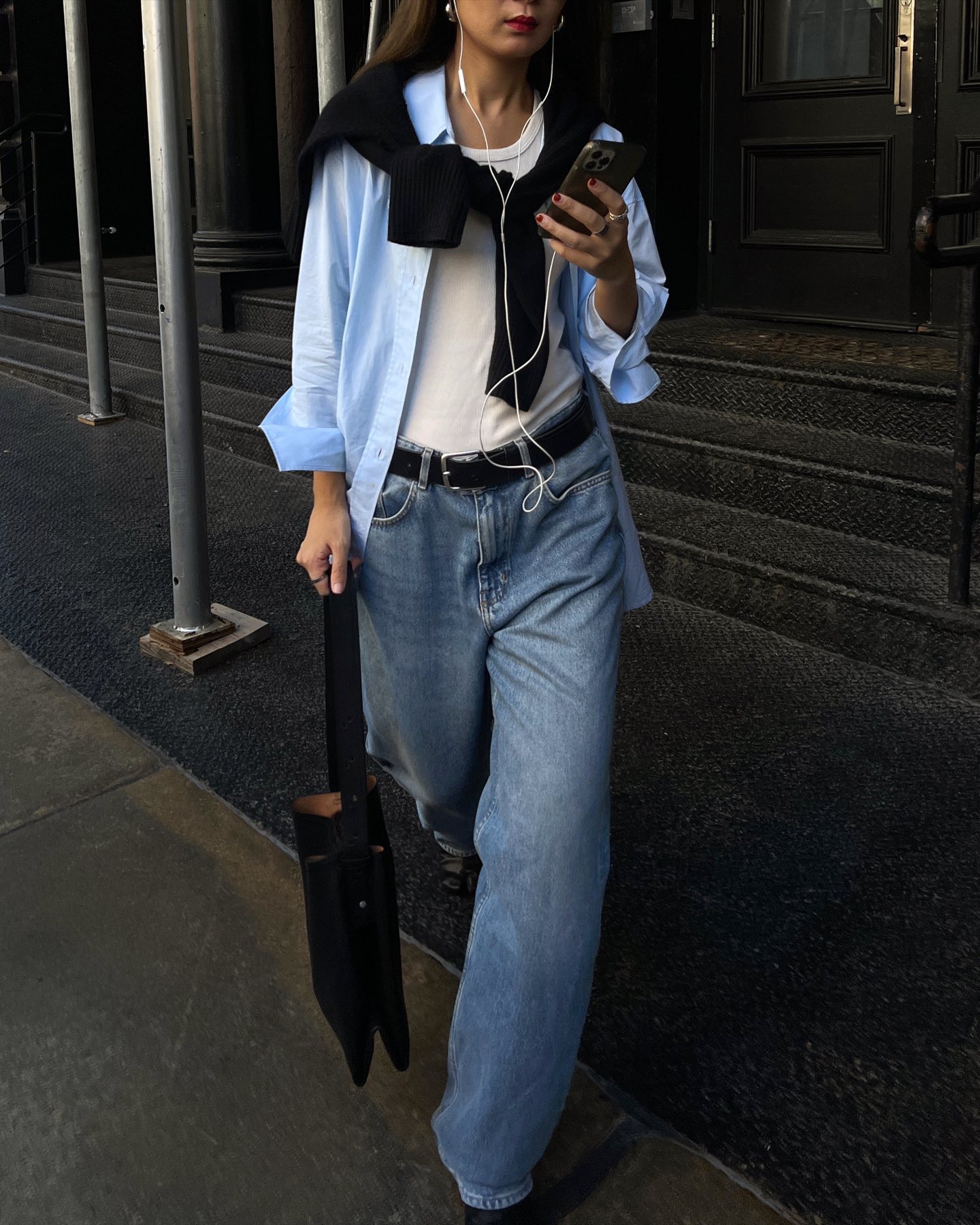 An image of @thecarolinelin wearing '90s straight-leg jeans, one of the biggest denim trends for 2026.
