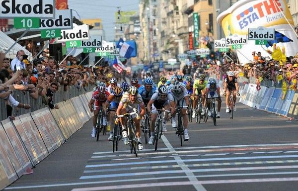 Mark Cavendish is only metres away from winning stage nine, Team Columbia-Highroad's third consecutive victory at the Giro d'Italia.