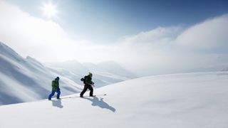 两人滑雪旅行