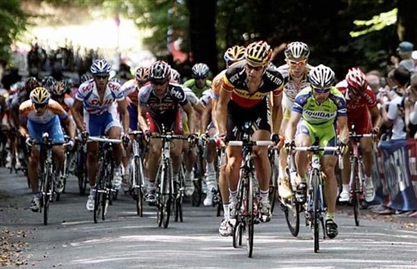 The peloton climbs the Waseberg, which it would visit several times during the race.