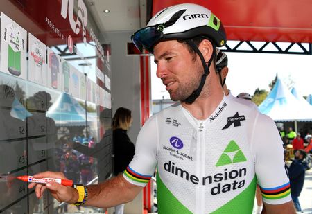 Mark Cavendish signs on at the stage of stage 3