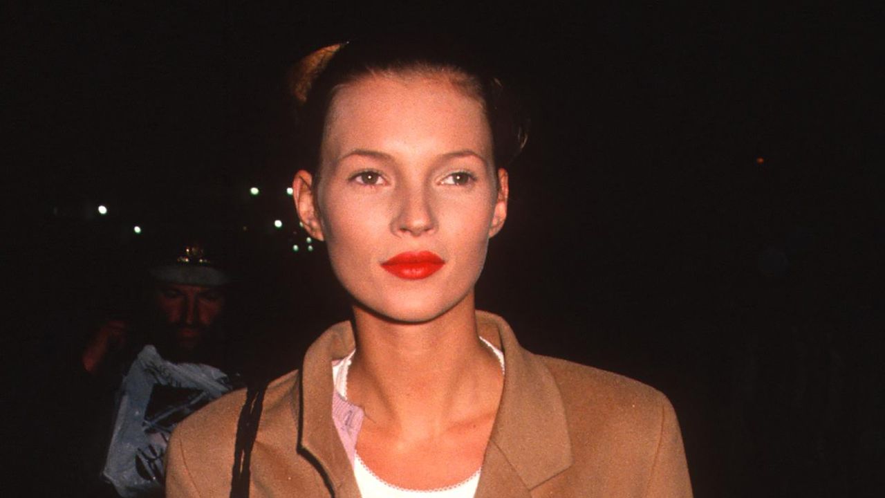 Kate Moss walking on a dark street