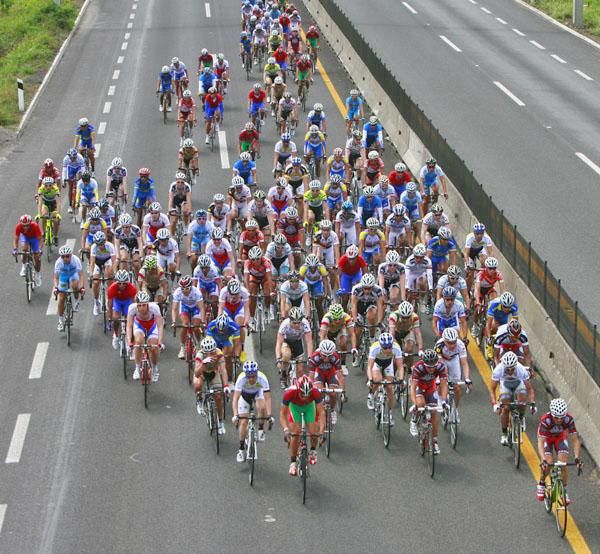 The peloton is left looking for direction after the break went away.