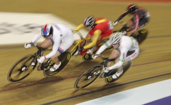 Simona Krupeckaite (LTU) is on the front of the field in the women's final chased by Anna Meares (Aus) and gold medallist Shuang Guo (China)
