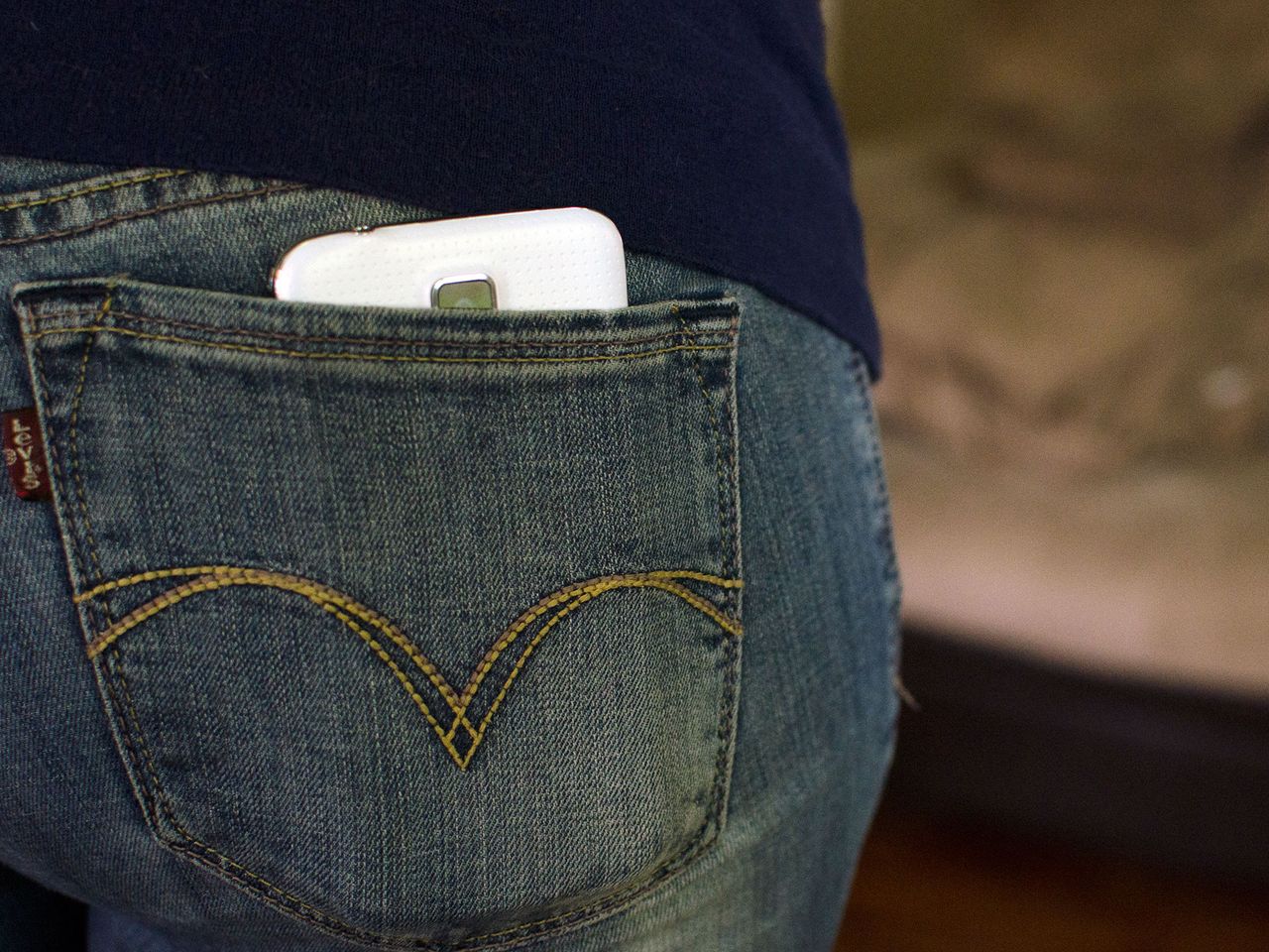 Samsung Galaxy S5 back pocket view