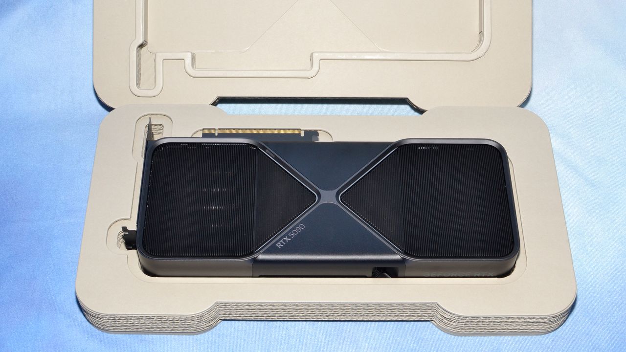 【新品】Nvidia RTX5090 Founders Edition【箱付き】 RTX 5090 FE unboxing reveals eco-friendly packaging — an inkless