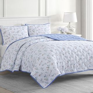 Martha Stewart 100% Cotton 3-Pc Reversible Quilt Set, Washed, Percale, Light Blue/white, 1 Quilt, 2 Std Shams, Soft and Breathable, Lightweight, Ditsy Floral Printed Bedspread, Full/queen Size