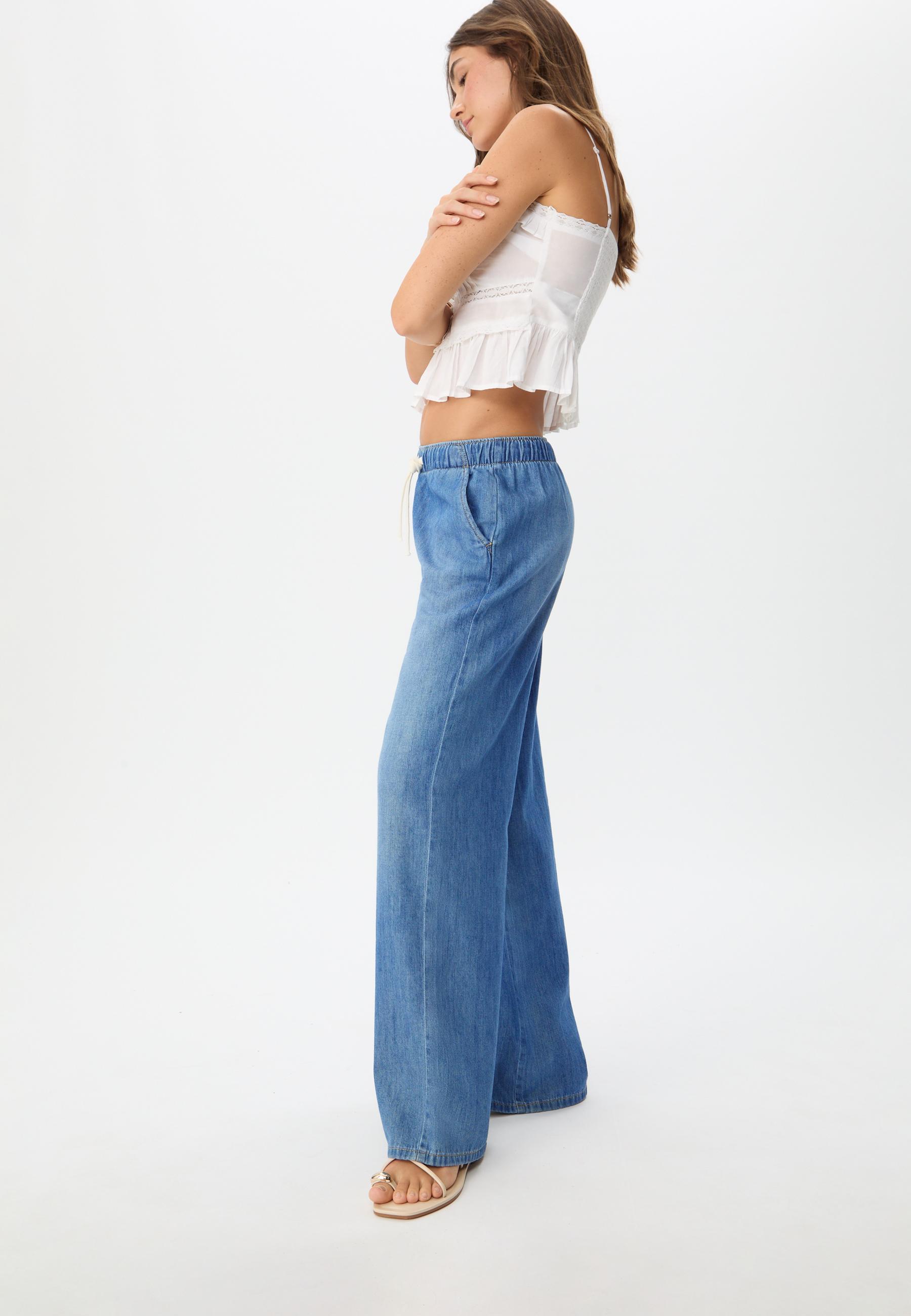 Loose-Fitting Jeans
