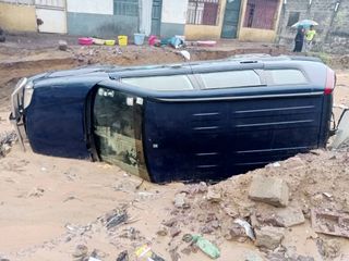 Car overturned after months of rain in Kinshasa