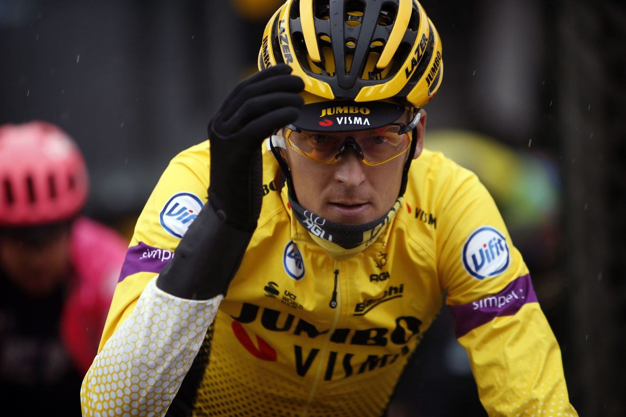 Robert Gesink rides in the peloton