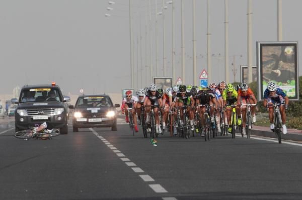 The bunch sprint in full flight, but Giorgia Bronzini (Diadora Pasta Zara) was already on the ground (left)