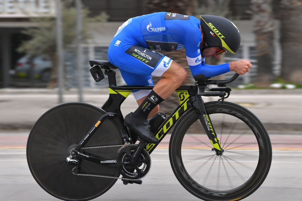 Adam Yates tries desperately to cling on to his lead