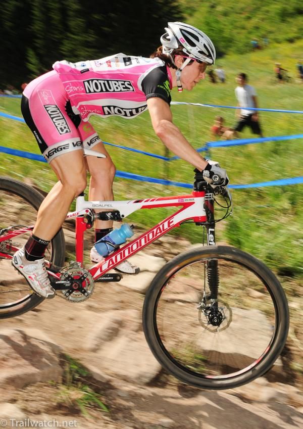 Nina Baum (NoTubes) headed to the finish