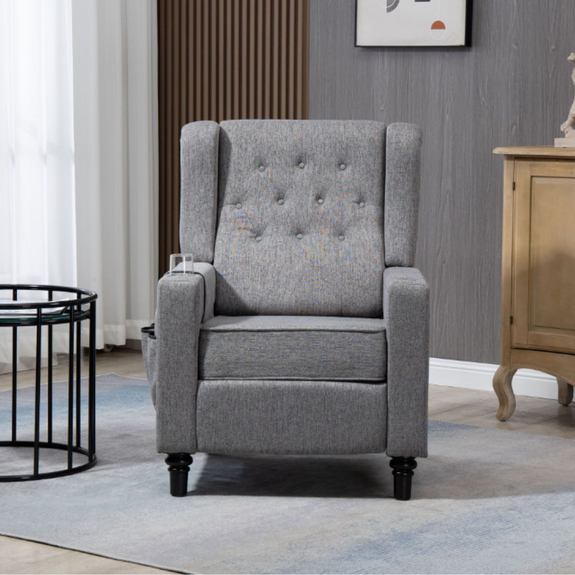 Kursi berlengan abu-abu di ruang tamu