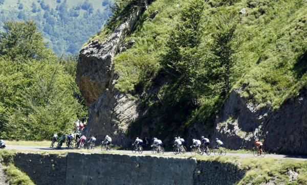 The descent of the Col d'Aubisque