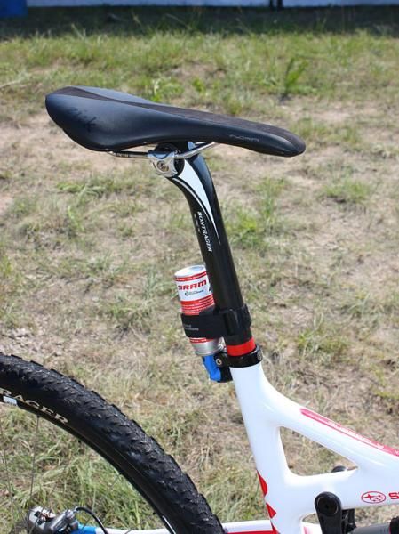 The carbon fibre Bontrager seatpost is topped with a fi'zi:k Tundra k:ium saddle.