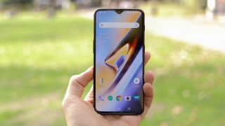 OnePlus 7 Prossa ei ole enää samanlaista näyttölovea kuin kuvassa näkyvällä OnePlus 6T:llä.