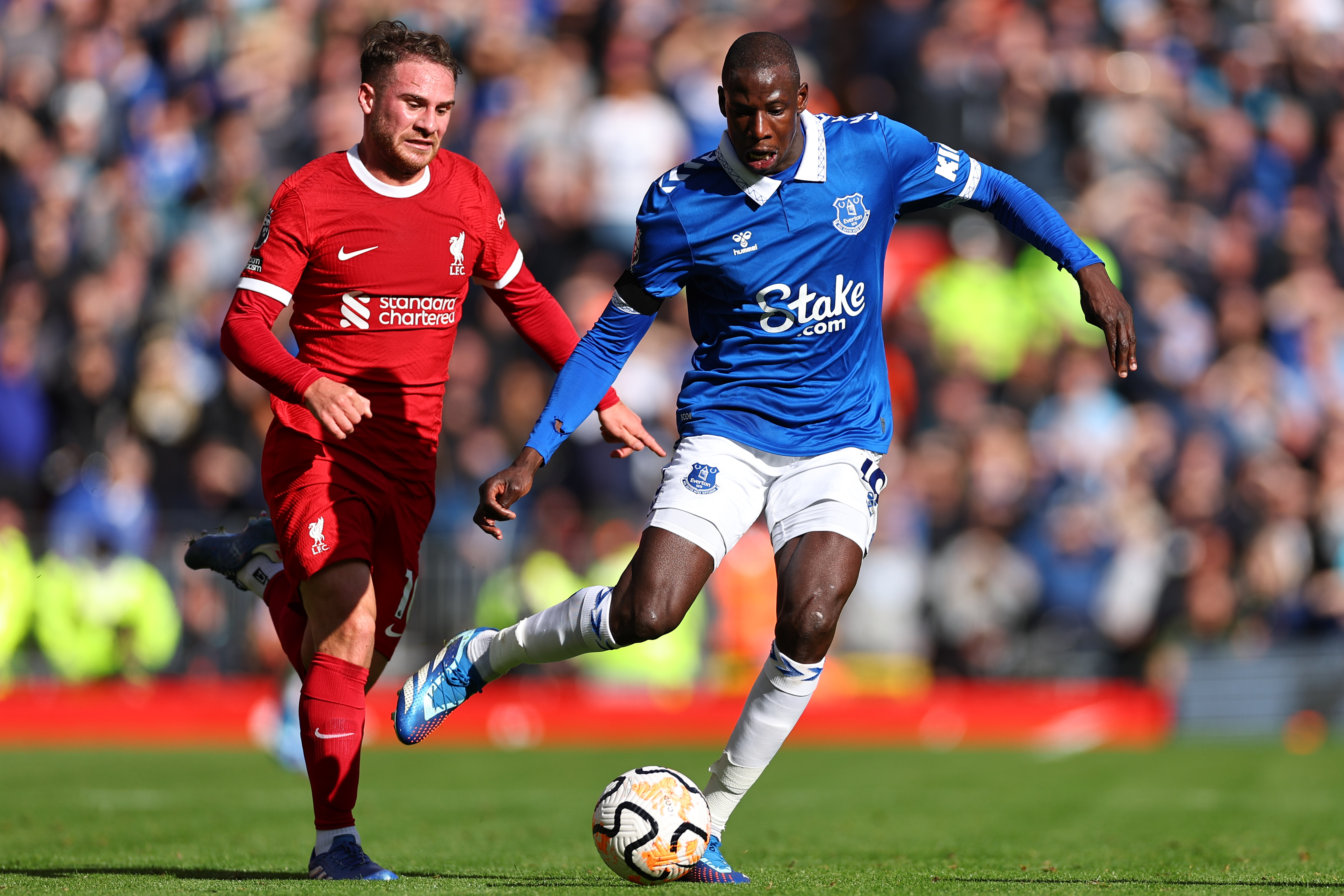 Alexis Mac Allister aus Liverpool und Abdoulaye Doucour aus Everton während des Merseyside-Derbys in Anfield im Oktober 2023.