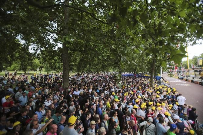 Thousands crammed in to see the finish of stage 3.