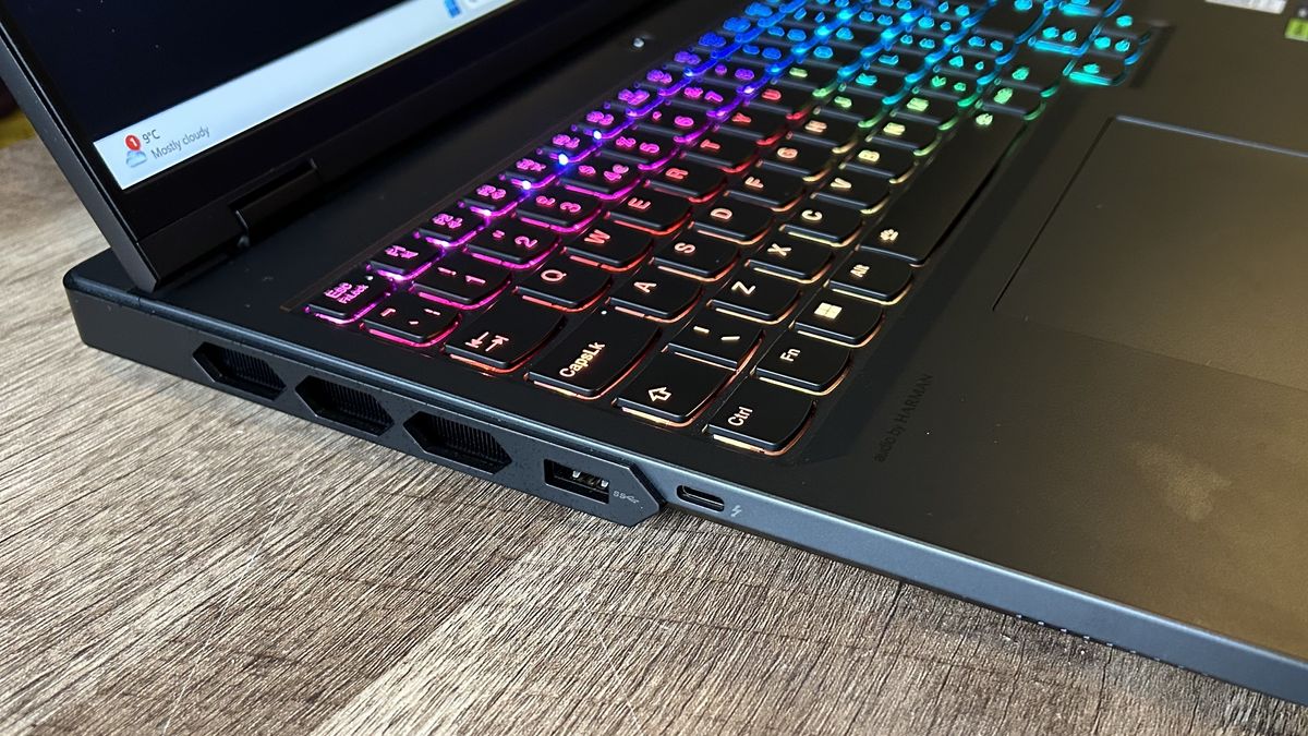 ports on the left side of the lenovo legion pro 7i