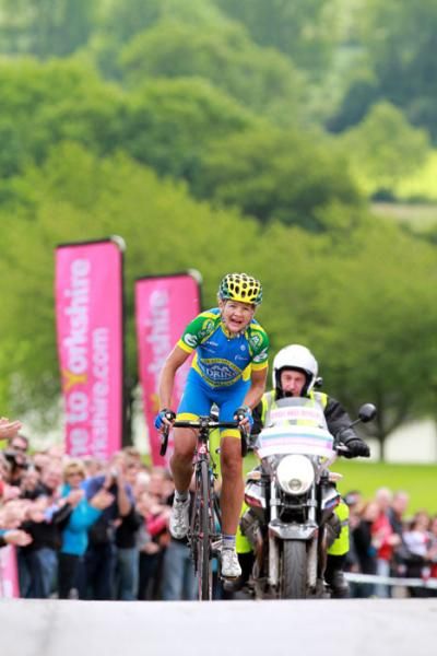Sharon Laws climbs the hill at the finish for the final time to win the gold medal -