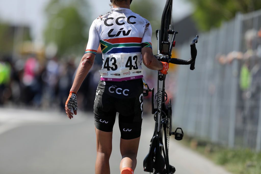 Ashleigh Moolman Pasio wheels her bike away
