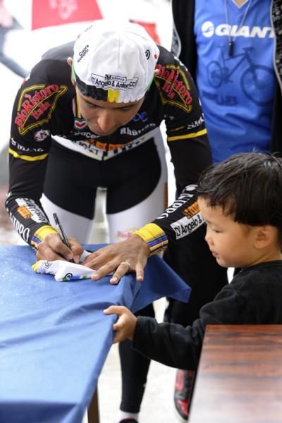 A Japanese child gets an autograph from Miguel Angel Rubiano Chavez