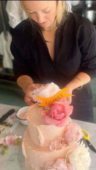 Post by Violet Cakes showing a cake made for Lilibet Mountbatten-Windsor