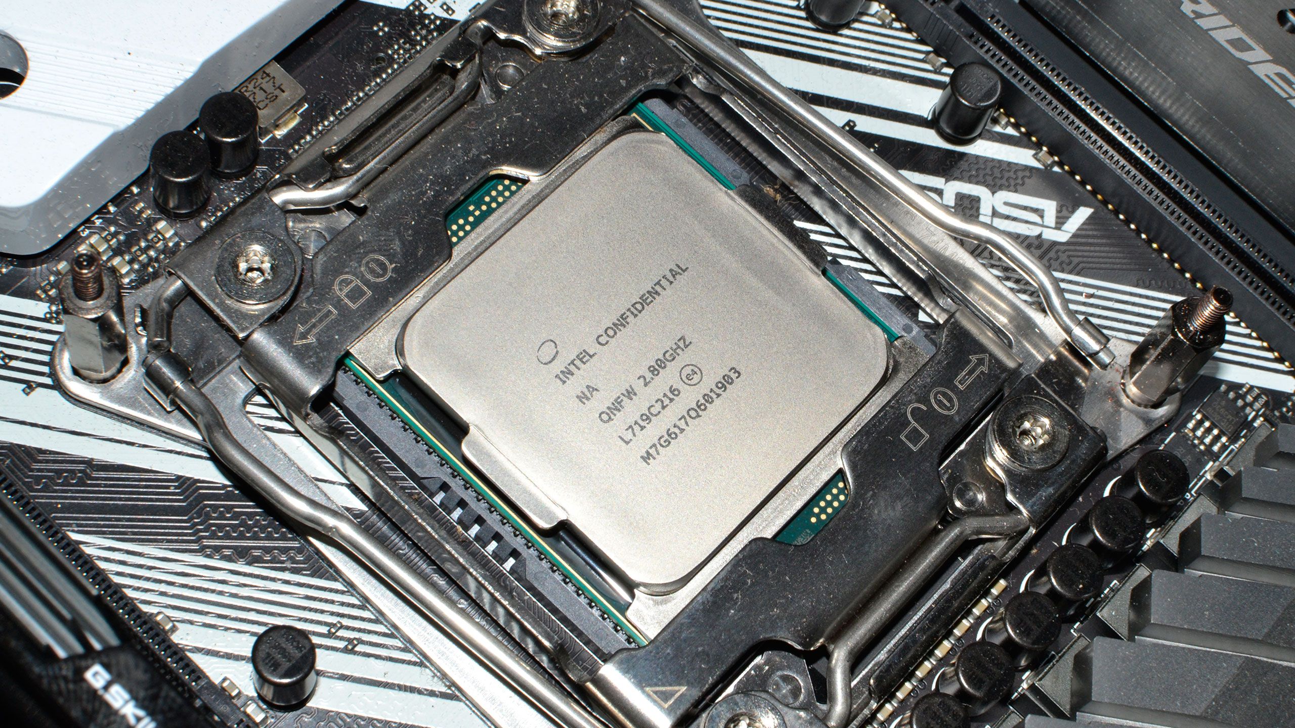 【新品】Core i9-7960X X-series (16コア/32スレッド） 新品】Core i9-7960X X-series (16コア/32スレッド） Amazon.com