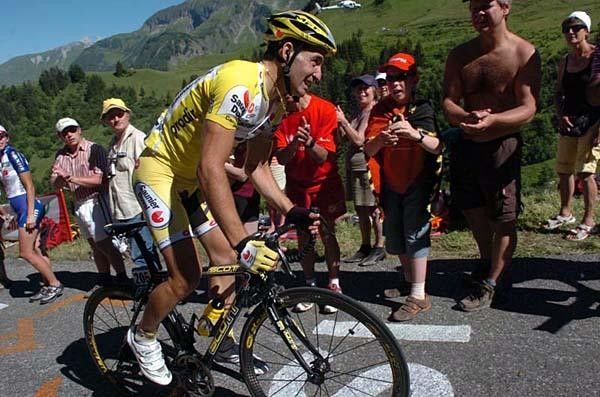 David De La Fuente (Saunier Duval-Prodir) struggles up the hill to catch the two guys in front.