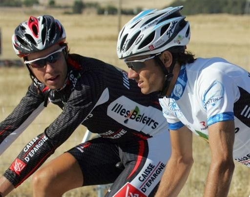 Alejandro Valverde (Caisse d'Epargne) talks to a teammate during the final stage