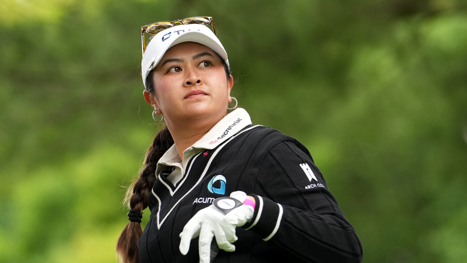 Lilia Vu watches her tee shot