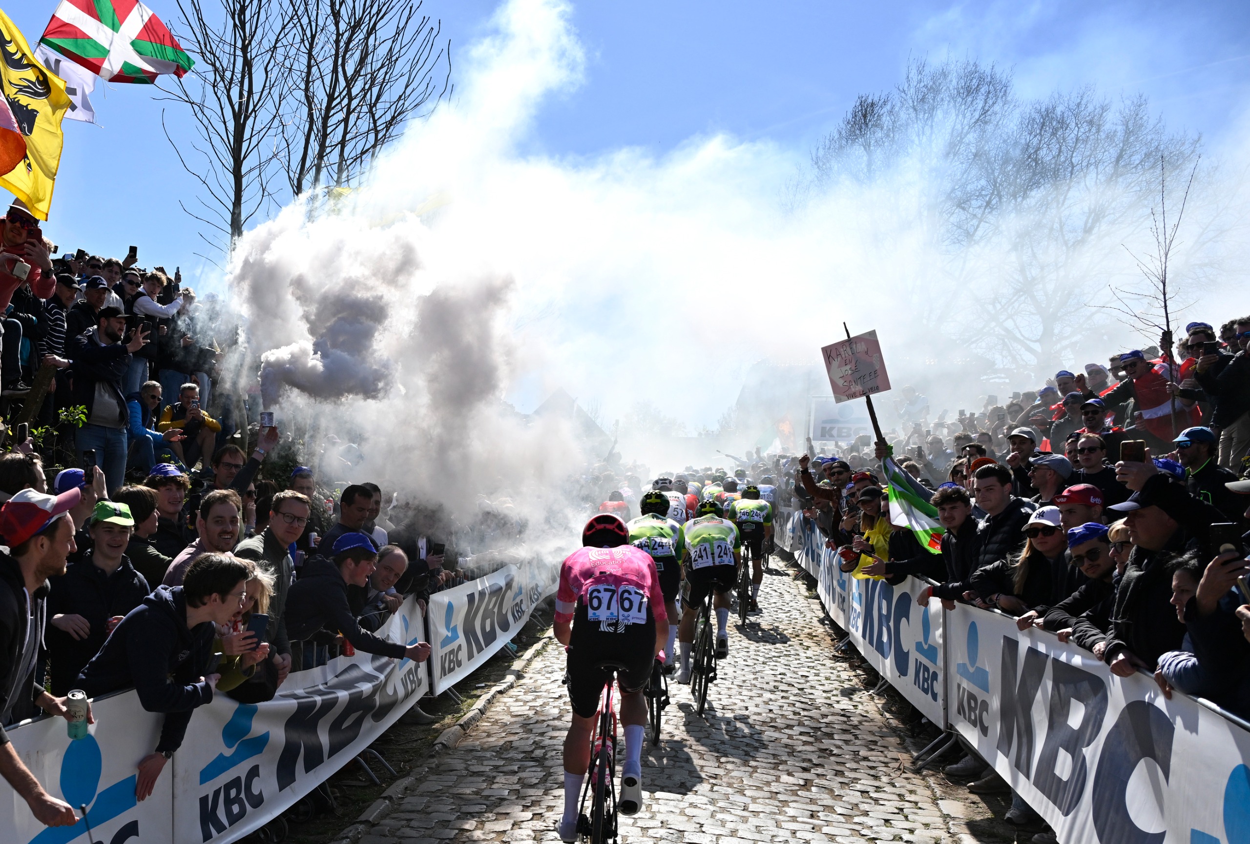 Huge crowds on the Kwaremont during the Tour of Flanders 2026