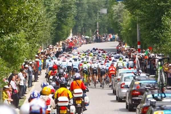 The crowds and the peloton