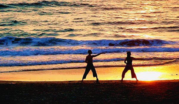 tai-chi-beach-110316-02