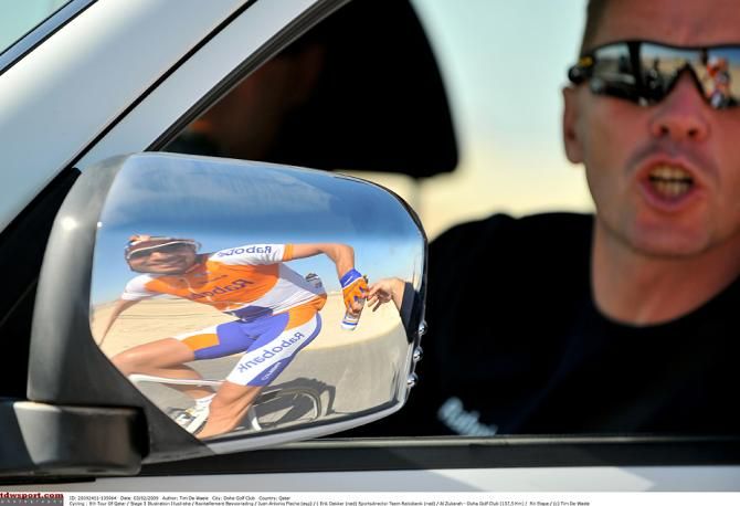 Juan Antonio Flecha gets a bottle from Eric Dekker in 2009 Tour of Qatar